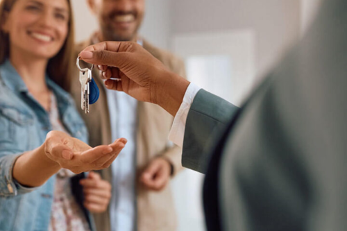 Casal a receber as chaves de casa 