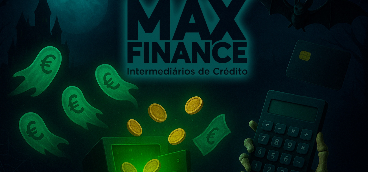Ilustração temática de Halloween da MaxFinance, com o logótipo da empresa “MaxFinance — Intermediários de Crédito”. A imagem mostra notas em forma de fantasmas com símbolo do euro, moedas douradas a sair de um cofre, uma mão esquelética a segurar uma calculadora e um morcego a voar sob uma lua cheia, evocando humor e criatividade financeira.